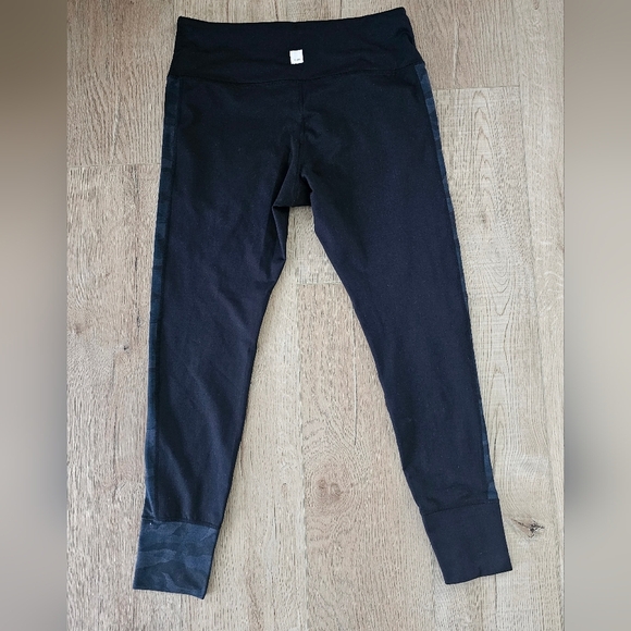 Vuori Black And Grey Camo Leggings with Wide Waistband and Slim Fit - Picture 4 of 7